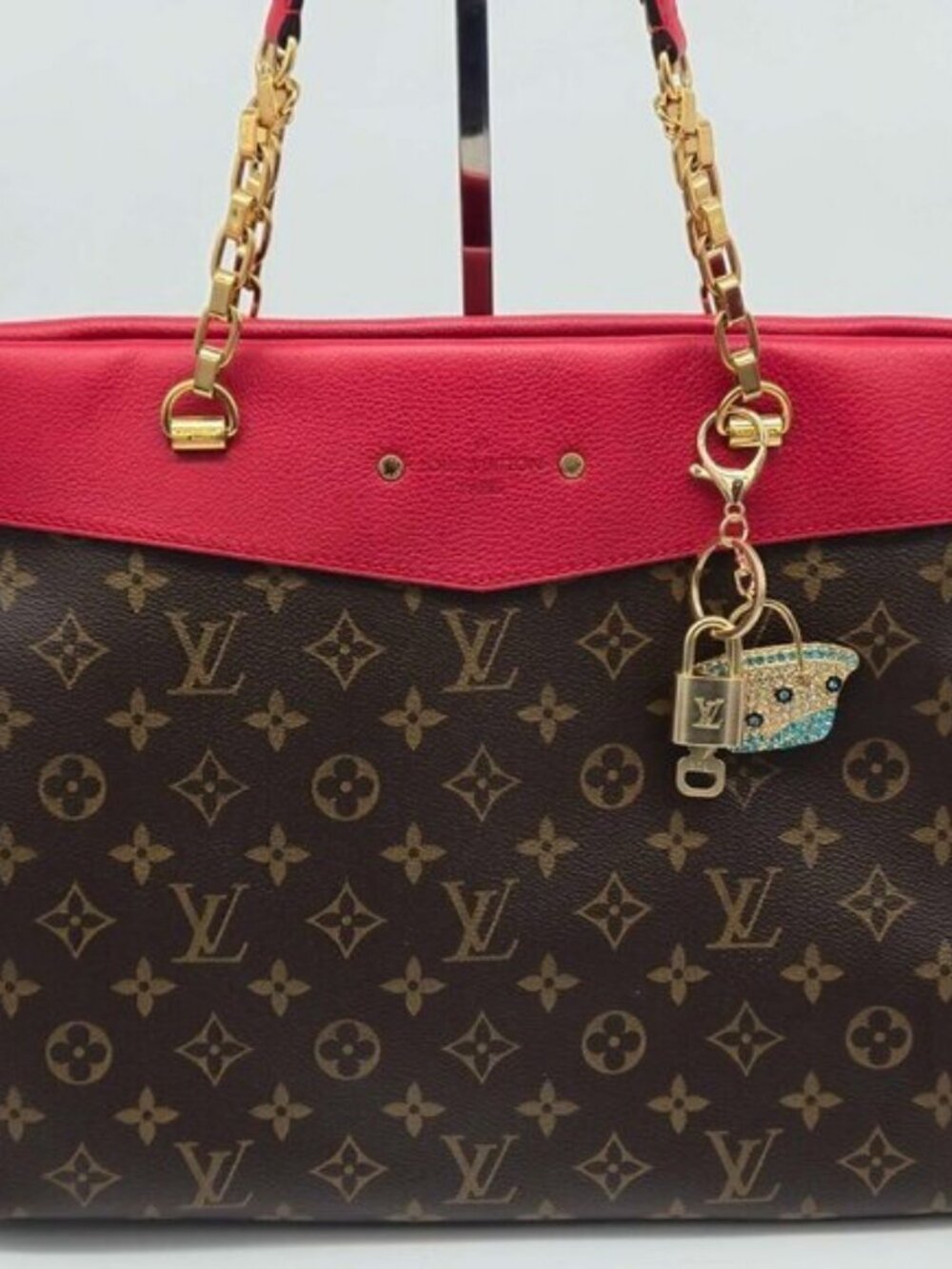 Louis Vuitton Gold Padlock 🔒 Key Set Authentic LV w/ Unbranded Bag Keychain - Picture 2 of 9